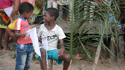 Dos niños sostienen banderas blancas en Chocó, Colombia