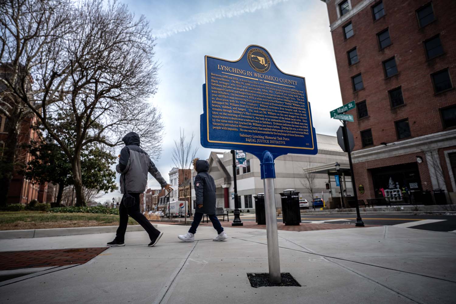 A sign stands in the middle of the town of Salisbury. On it is an inscription about lynching in Wicomico County.