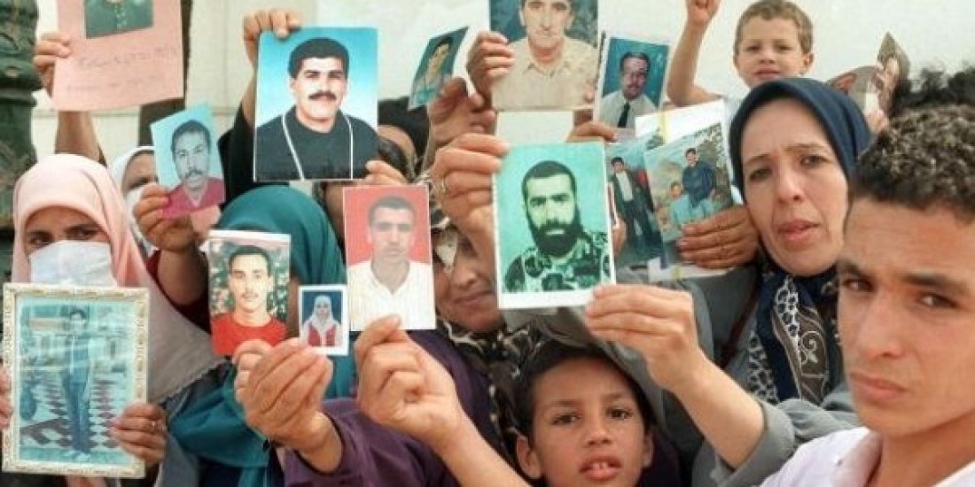 Imagen de un grupo de mujeres y jóvenes sosteniendo fotografías de seres queridos desaparecidos.