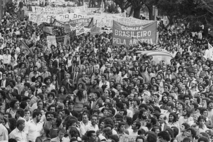  Imagen en blanco y negro de una protesta en Brasil contra el régimen militar