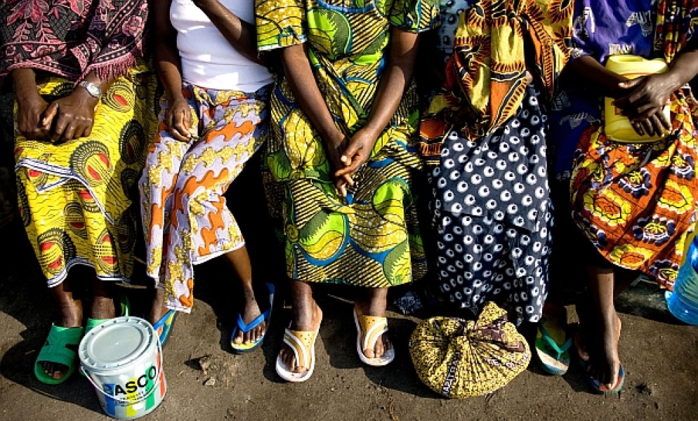 Image of women sitting in front of the Heal Africa Transit Center for women victims of sexual violence.